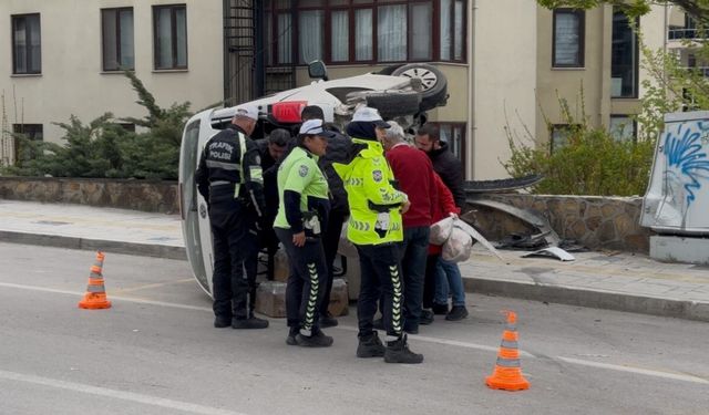 Edirne'de hafif ticari araç devrildi: Sürücü yaralı