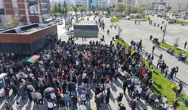 Elazığspor taraftarları dev ekranda maçı takip etti