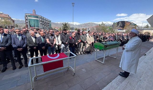 Erzincan'da hayatını kaybedenler için gıyabi cenaze namazı kılındı