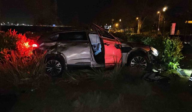 Fatih'te direksiyon hakimiyetini kaybeden sürücü, parka savruldu: 1 yaralı
