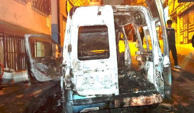 Fatih'te otomobilde yangın paniği