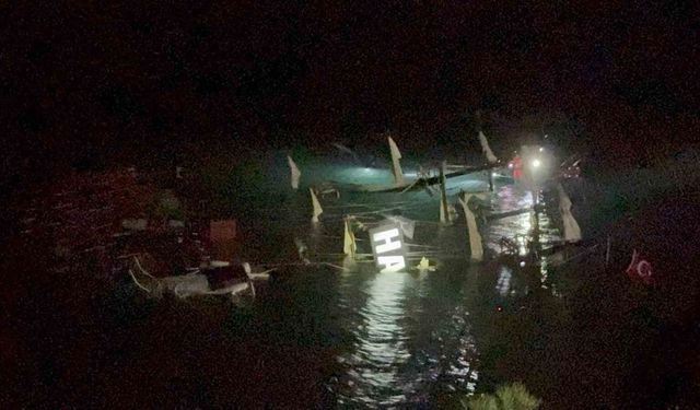 Fethiye'de kayalıklara çarparak batan teknedeki 6 kişi kurtarıldı, 1 kişi hala kayıp