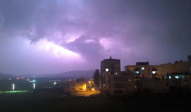 Gercüş'te geceyi şimşekler aydınlattı