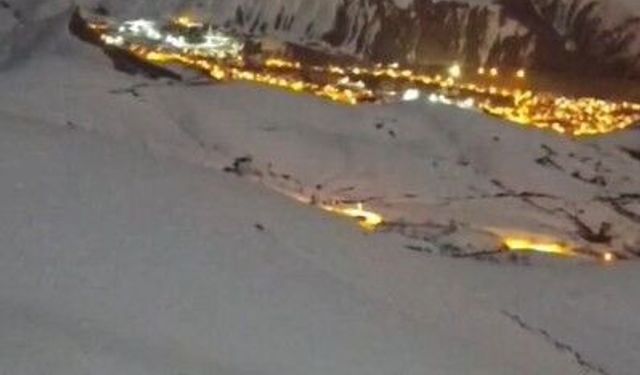 Hakkari'de masalsı bir manzara eşliğinde tilkilerin eğlencesi