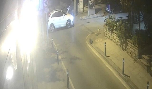 Kadıköy'de motosiklet ve otomobil çarpıştı: 1 yaralı