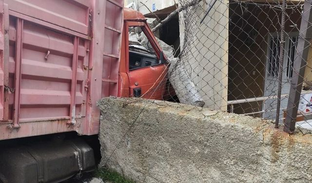 Kamyon evin duvarını yıkarak içeri girdi