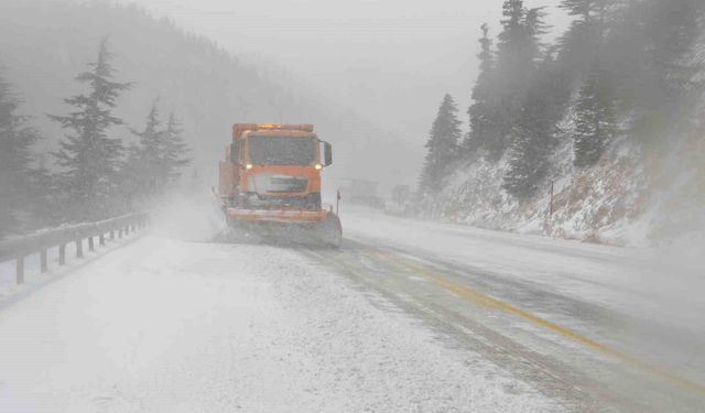 Kar yağışı Antalya-Konya yolu üzerinde etkili olmaya başladı