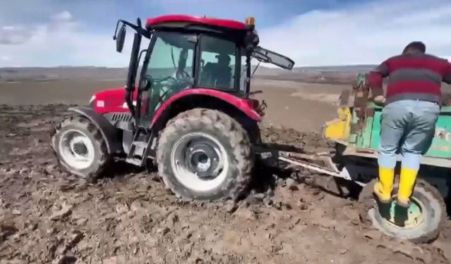 Kars'ta Çamura Saplanan Traktörler Zor Bir Kurtarma Operasyonuyla Çıkarıldı