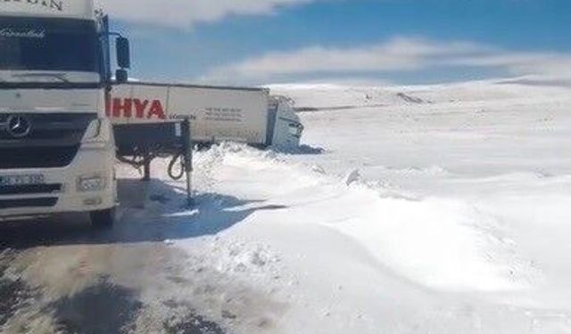 Kars'ta kaygan yolda tır kazası