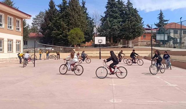 Köy okullarında bisiklet sevinci yaşanıyor