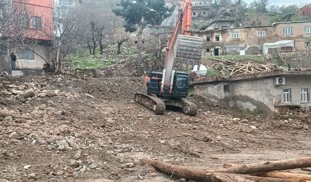 Kozluk'ta çamurlu köy yolları sonunda onarıldı
