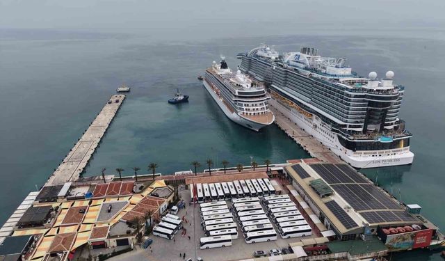 Kuşadası'na 2 kruvaziyer 5 bin 297 yolcu getirdi