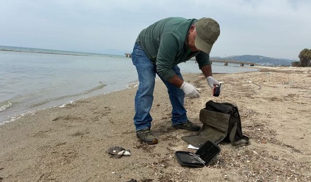 Kuşadası'nda iki deniz kaplumbağası kıyıya vurdu