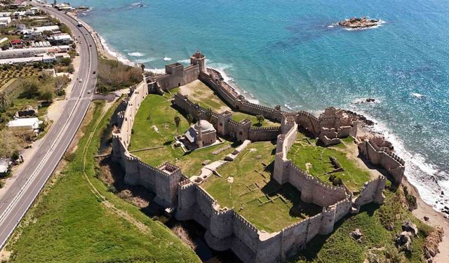 Mamure Kalesi'ndeki cami, 700 yıldır ibadet ediyor