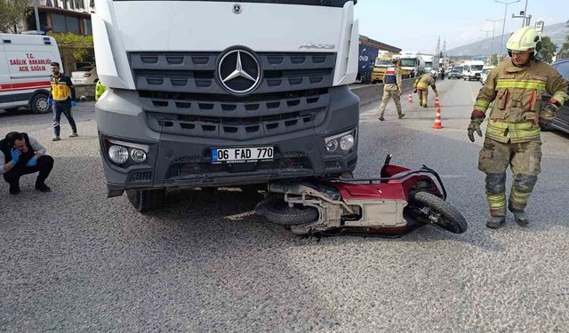 Motosiklet sürücüsü kamyonun altında kalarak hayatını kaybetti