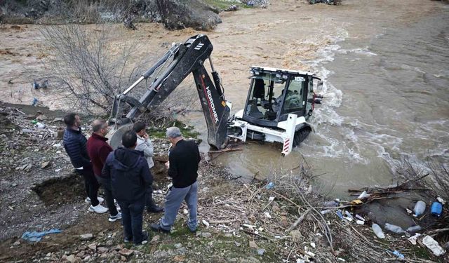 Mutki'de suya kapılan kepçe kurtarıldı