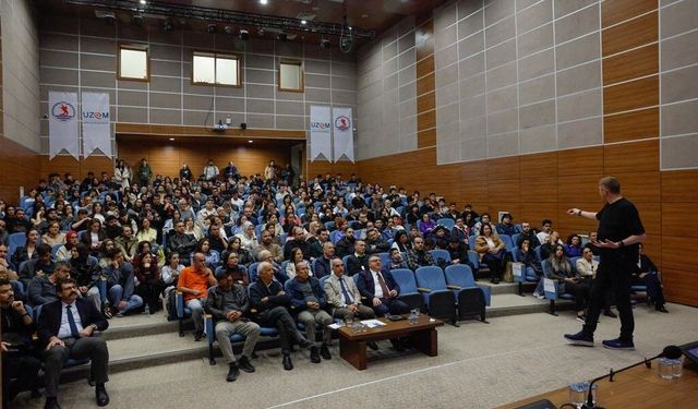 NASA'dan Dr. Umut Yıldız, OMÜ'de evrenin sırlarını paylaştı