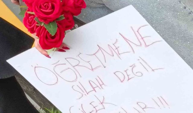 Öğrenciler öğretmenlerini çiçeklerle karşıladı