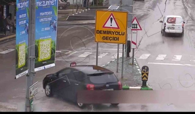 Otomobil durakta bekleyenleri teğet geçti: O anlar kaydedildi