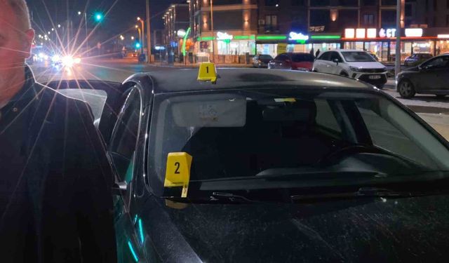 Otomobile Yorgun Mermi Isabet Etti, Yolcular Korku Dolu Anlar Yaşadı