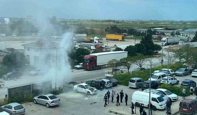 Otoparkta alev alan otomobil kullanılamaz hale geldi