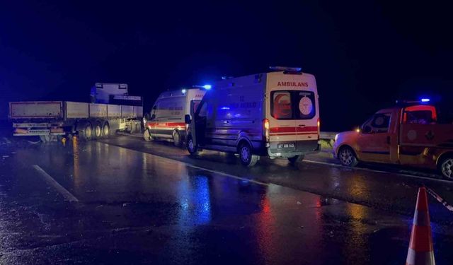 Tarsus-Adana-Gaziantep Otoyolu'nda tırla çarpışan kamyonette 1 ölü, 1 yaralı