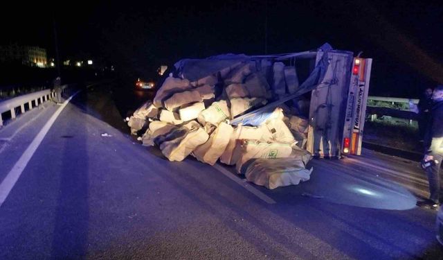 Tır refüje çarparak yan yattı: 1 yaralı