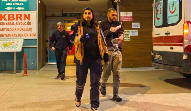 Yem karma makinesine elini kaptırdı