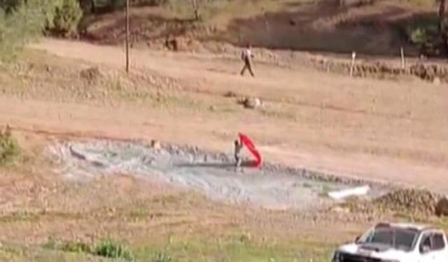 14 yaşındaki Yusuf, düşen bayrağı almak için piste atladı
