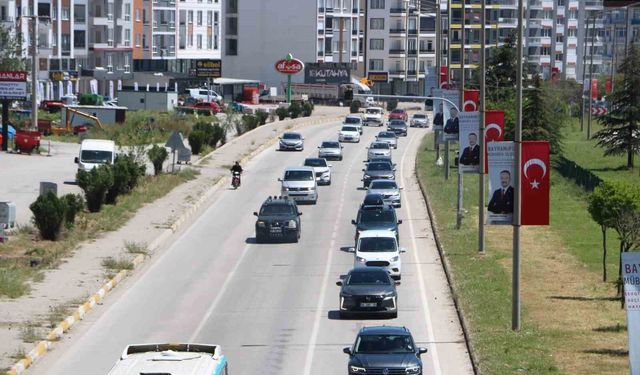 Afyonkarahisar-Antalya yolunda tatilcilerin dönüş trafiği devam ediyor