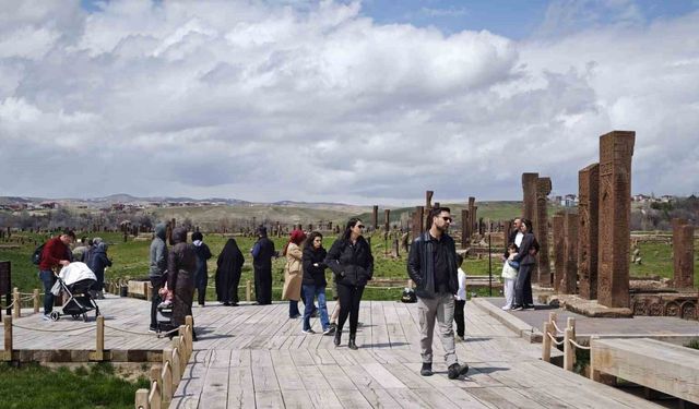 Ahlat'taki Selçuklu Mezarlığı'nda ziyaretçi akını başladı