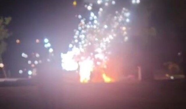Alevler içindeki kamyoneti kayda aldı