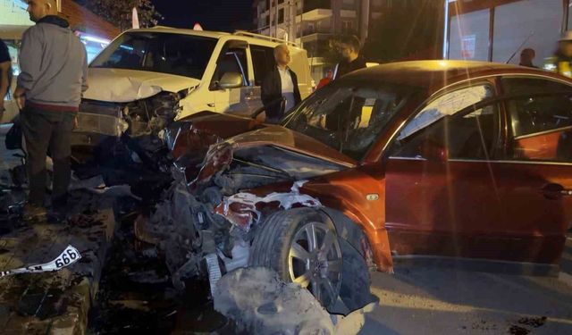 Alkollü sürücü 4 araca çarptı: 2 yaralı