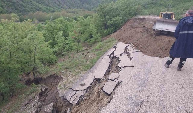 Amasya'da köy yolunda toprak kayması