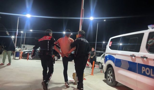 Arkadaşını bıçaklayan şahıs, polisle gergin anlar yaşattı