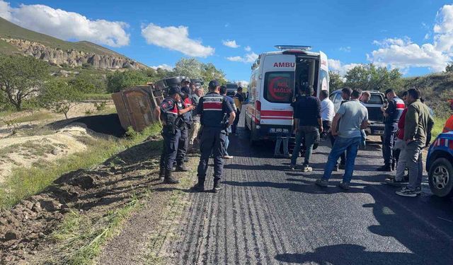 Asfalt çalışması sırasında devrilen kamyonda sürücü yaralandı