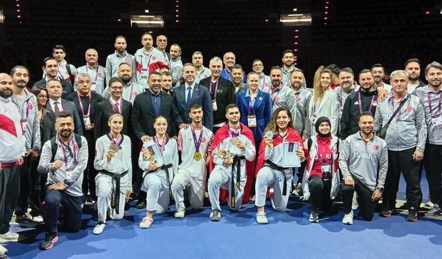 Bakan Bak, milli tekvandocuları kutladı