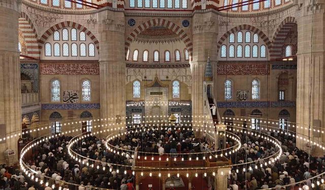 Bakan Güler Selimiye Camii'nde halkla bayramlaştı