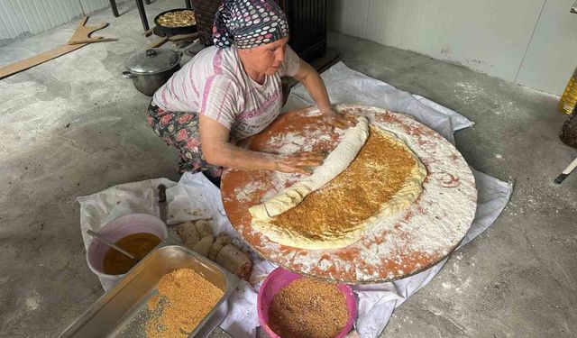Bayram için köylerde taş fırınlarda yapılan 'bayram çöreği' kapış kapış satılıyor