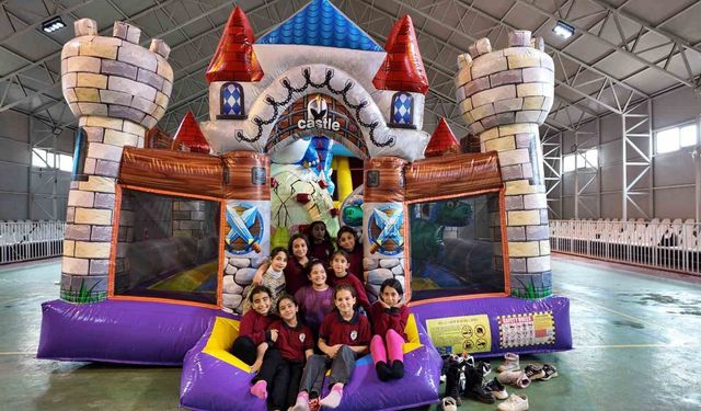 Beytüşşebap'ta çocuklar için şişme oyun parkı açıldı