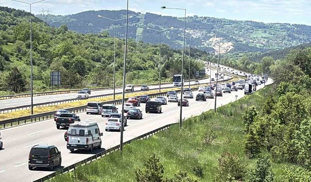 Bolu geçişinde trafik yoğunluğu zirveye ulaştı