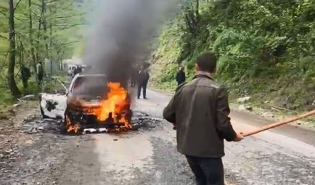Borçka'da seyir halindeki otomobil alev aldı