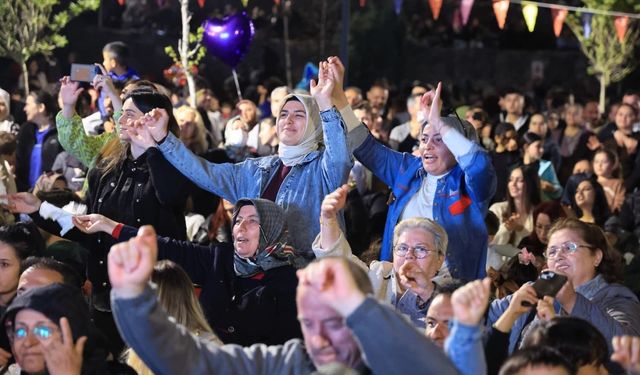 Çiçek Festivali'nin finalinde Hatay Medeniyetler Korosu ile coşku doruğa ulaştı