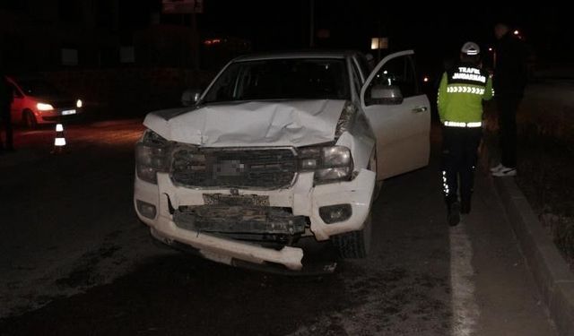 Cizre'de trafik kazası: Kamyonet otomobile çarptı, 2 yaralı
