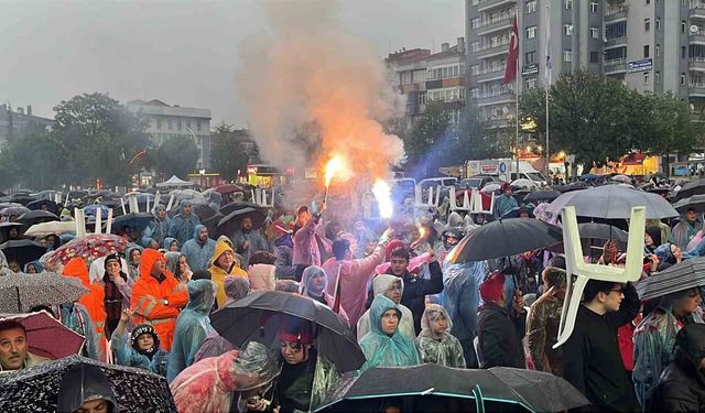 Çorum FK taraftarları final karşılaşmasını yağmura rağmen izledi