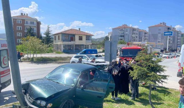 Çorum'da otomobil ve cip çarpıştı: 2 yaralı