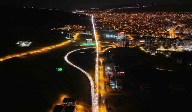 Dönüş yolunda trafik çilesi: 43 ilin geçiş noktasında yoğun kuyruk