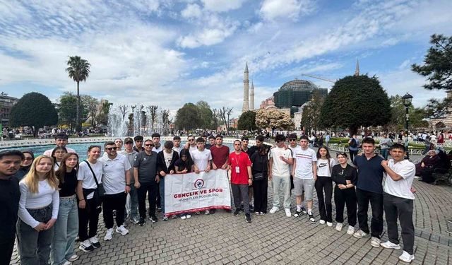 Düzce gençleri Haliç'te kürek çekme keyfi yaşadı