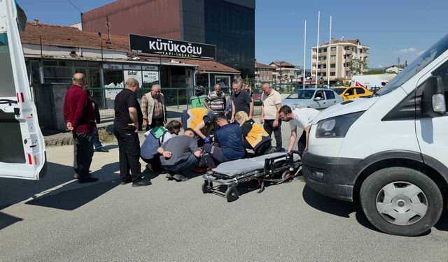 Düzce'de minibüs motosikletle çarpıştı, 1 kişi yaralandı