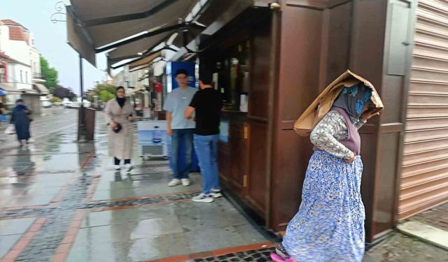 Edirne'de sağanak yağış: Vatandaşlar karton ve poşetle korunmaya çalıştı